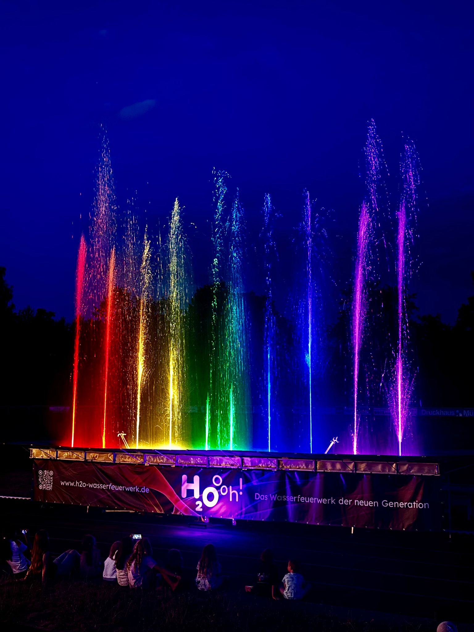 Wasserfontäne bei Dämmerung